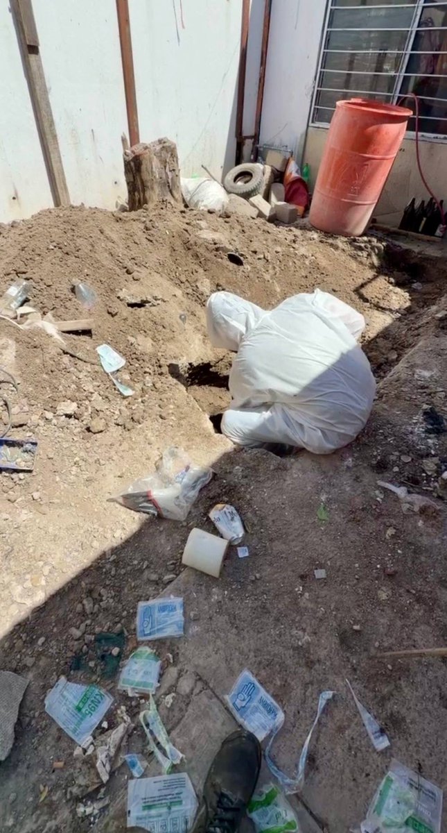 JaliscoRojo's tweet image. En el parque etapa 18, ubicado en las calles Cerro Pallomani entre Cerro Puzna y Cerro Aquari en la colonia Chulavista de #Tlajomulco de Zúñiga #Jalisco un colectivo localizo enterrado en un jardín de una casa el cadáver de un hombre, con una evolución de 15 a 20 días.