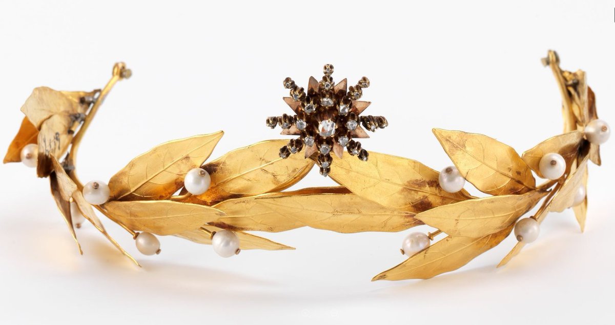 plummie9's tweet image. Norway
J. Tostrup

Tiara, 1875

Laurel leaves of solid gold, gold wire, twelve Norwegian pearls and a star with 25 diamonds

@nasjonalmuseet 
#Jewellery