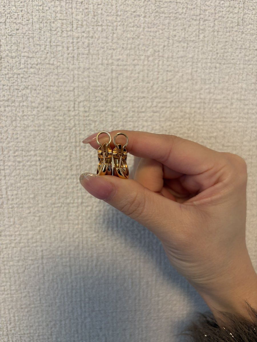 158__1997's tweet photo. カルティエトリニティてキャッチ曲がる⁉️
やばいどうしよーーーーーーーー
なんでだろうそんな雑に扱ったり落としたりしてないのに、曲がってるよね？？？(右)
目の錯覚？？？？誰か助けて😭😭😭😭 https://t.co/0hv5wHvREl