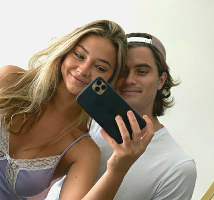 bellinhacrf_'s tweet photo. QUEM DEIXA FOTO COM EX NO FEED MEU DEUS https://t.co/rDxLkaayC9
