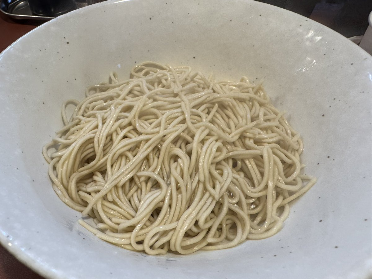 今日の朝昼ご飯🍜
豚鬼さん🐷👹
味玉和風豚骨👍

大雨でも満席🈵
ちょうど店前の駐車場が空いたところでラッキー✌️

久しぶりの和豚うますぎる😍
替玉してもずっとスープ熱くて最高😃
久しぶりの完飲👍
ご馳走様でした😋

ミャクミャクかシーの25周年グッズのどっちに課金するか悩んでる（笑）

#豚鬼