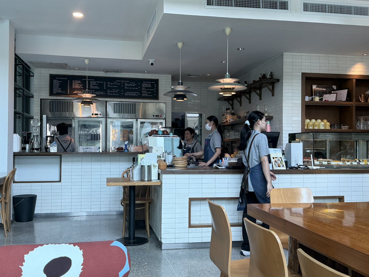 Thelick6's tweet image. แว่บเข้ามากินกาแฟร้านนี้ เพราะขับรถผ่าน แล้วเห็นเก้าอี้น่ารัก  ถ้าไม่กินกาแฟทุกวัน ชีวิตน่าจะมีเงินเก็บเพิ่มขึ้นอีกหน่อย แต่ไม่ได้กินข้าวเช้าอยู่แล้ว ประหยัดค่าข้าว มากินกาแฟ เงินเก็บช่างแม่งก่อนละกันครับ 555
#notjustanothercup #coffee #morningcoffee