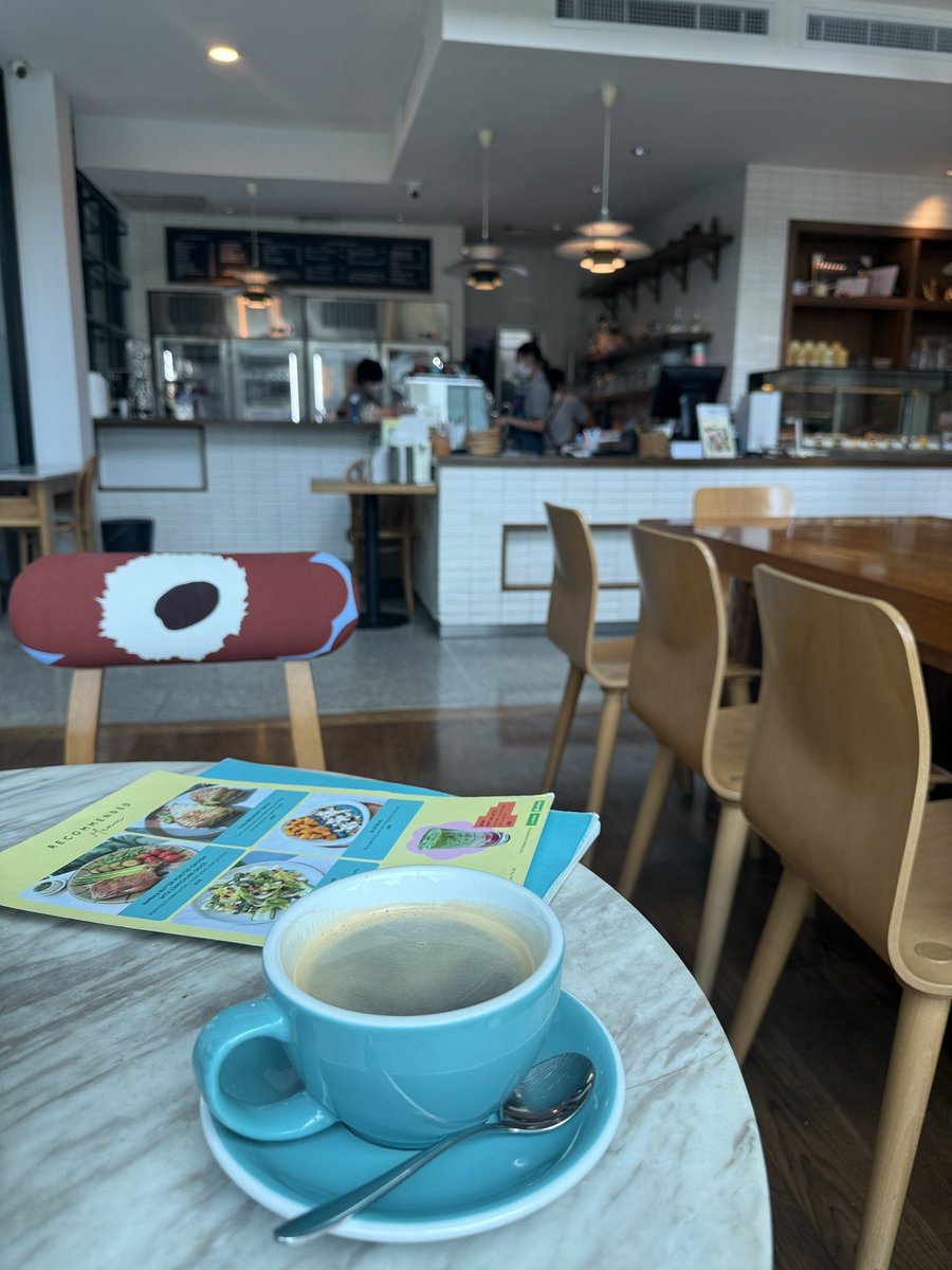 Thelick6's tweet image. แว่บเข้ามากินกาแฟร้านนี้ เพราะขับรถผ่าน แล้วเห็นเก้าอี้น่ารัก  ถ้าไม่กินกาแฟทุกวัน ชีวิตน่าจะมีเงินเก็บเพิ่มขึ้นอีกหน่อย แต่ไม่ได้กินข้าวเช้าอยู่แล้ว ประหยัดค่าข้าว มากินกาแฟ เงินเก็บช่างแม่งก่อนละกันครับ 555
#notjustanothercup #coffee #morningcoffee