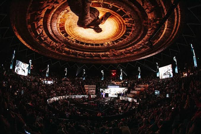 MK_Kicks's tweet image. ムエタイ文化が崩れ始めている。
特にムエタイの聖地・ラジャダムナンの権威が薄れている。
伝統の王者登竜門だった聖地が、ONEやLumpineeの影響力拡大と観光化で輝きを失いつつある。
あの熱気と誇りはどこへ…。
#ムエタイ #ラジャダムナン #MuayThai