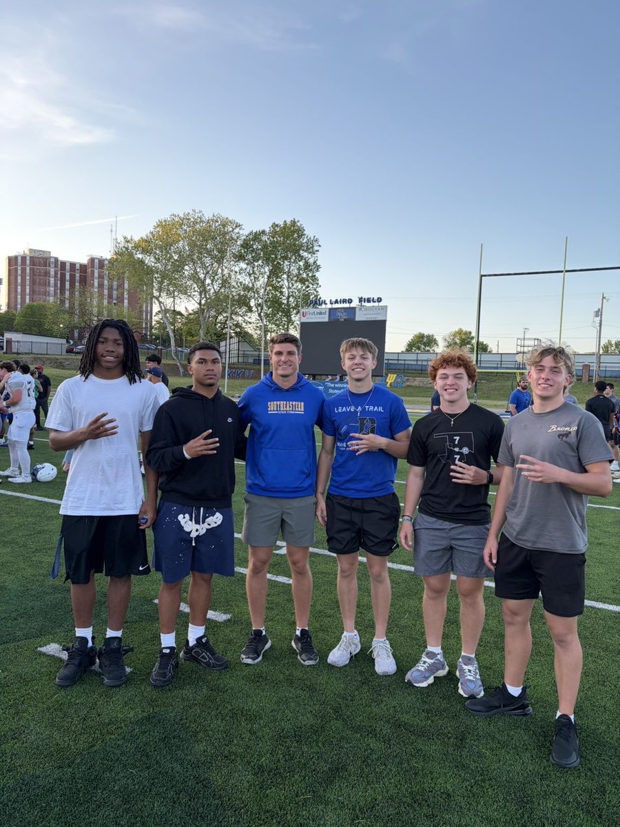 16TalynReames16's tweet photo. Had a great day on campus‼️🌩️🔵
#c4family

@SoutheasternFB 
@robertson__asa 
@AtterberryBo 
@seancooper_C4 
@CoachLanceBryan https://t.co/PGEUJLR75G