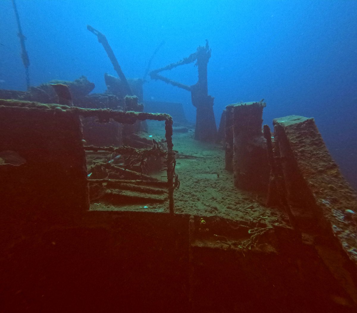 Na trideset metara dubine, olupina čeka u tihom 
sumraku, svoje tajne zaključane u čeliku i tišini.