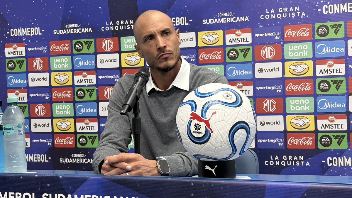 leonelcerrudo's tweet image. 🎙️ “Más allá de todo lo que hablamos del tema de la altura, es una cancha difícil y pesada. @Macara_Oficial aprovechó eso. El punto nos pone en carrera. Me dejó buenas sensaciones Angel- Valencia. Lo seguiremos utilizando”

🗣️ David González, DT de #América.