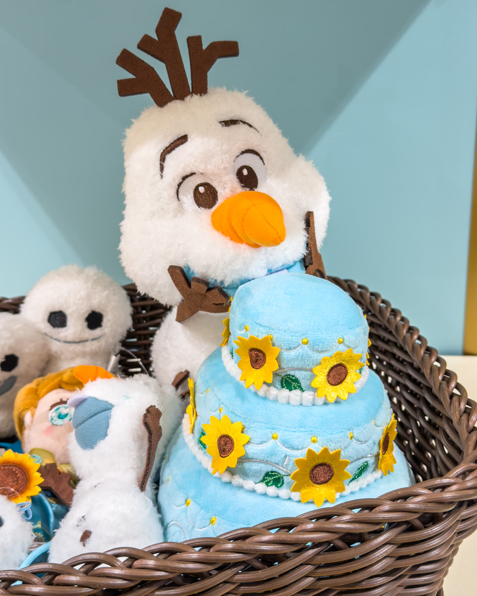 アナのお誕生日ケーキを食べちゃうオラフのぬいぐるみも！ ディズニー