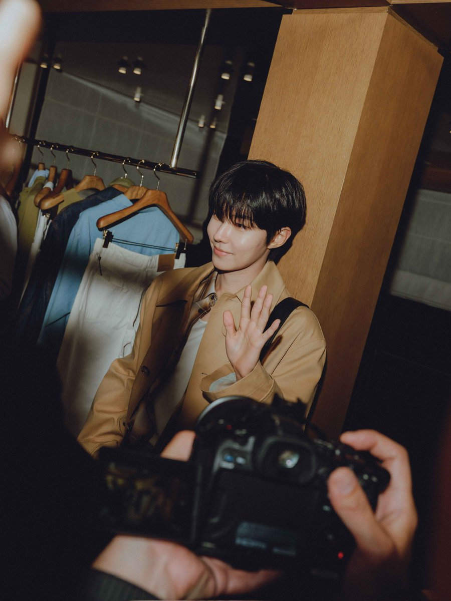 mintmag_th's tweet photo. ทั้งคิ้วท์ ทั้งหล่อ! เสิร์ฟภาพหล่อของหนุ่ม #HwangInYoup นักแสดงสุดฮอตที่คอมพลีทลุคสบายๆ พร้อมร่วมเปิดตัวแฟล็กชิปสโตร์แห่งใหม่ของ Ami Paris ณ ฮันนัม เกาหลีใต้ ที่จัดขึ้นเมื่อวานที่ผ่านมา พร้อมชมไอเท็มคอลเล็กชั่นใหม่ 💚

#AmiParis 
#MintNews https://t.co/sD0D2XGSiU