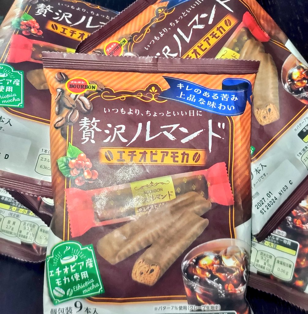 最近得たかわいい達と好きなのでたくさん積んでしまった菓子