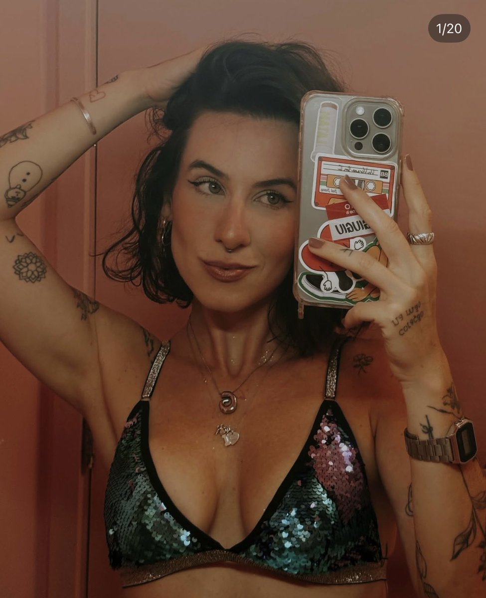 la bad baninha no klounfrens do benito 🐰🐸📸 tweet media