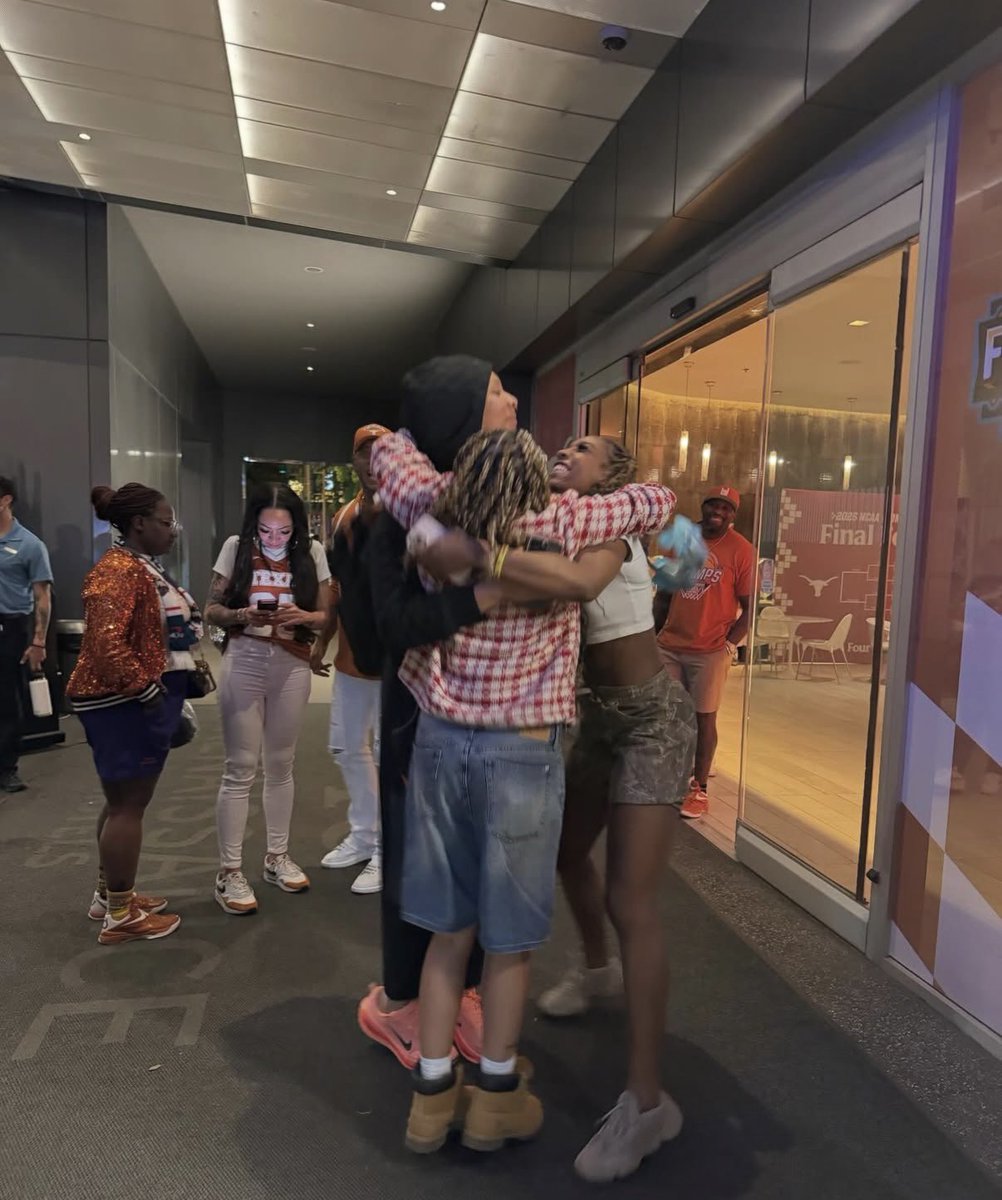 AZBandCatSports's tweet image. Ex-Wildcats Jada Williams and Skylar Jones were in Phoenix for the #WFinalFour supporting former teammate Breya Cunningham. 🏀🤝

(📸 via @cbgjada2 / Instagram)