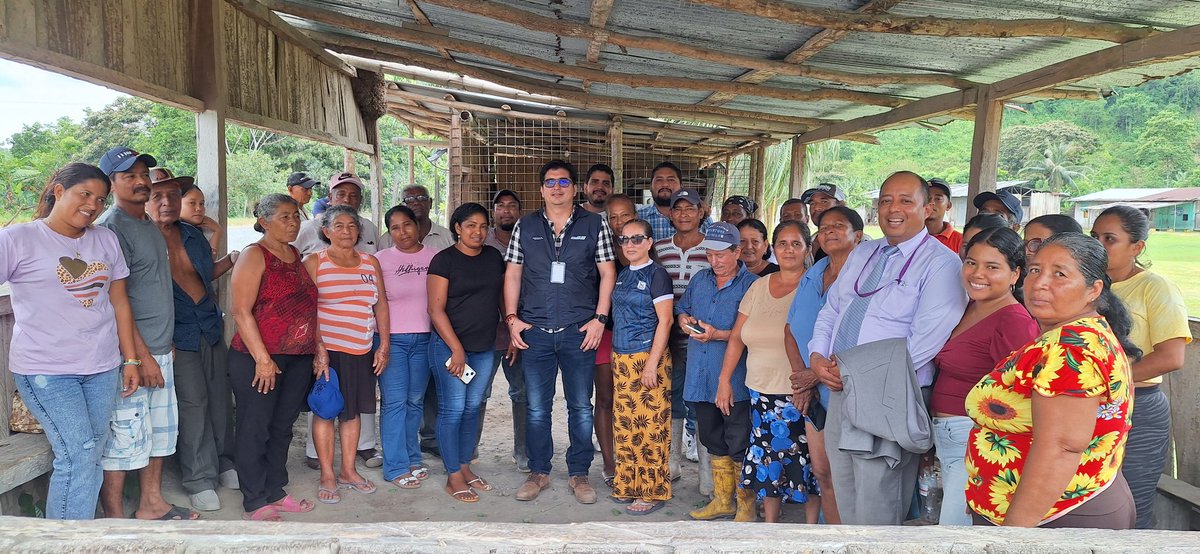 🌱#Esmeraldas l Mantuvimos una reunión de trabajo con productores del sector Tabete, parroquia San Mateo, con el objetivo de socializar el proceso de redistribución de tierras que se impulsa en este territorio.🌱🚜

#ElNuevoEcuador