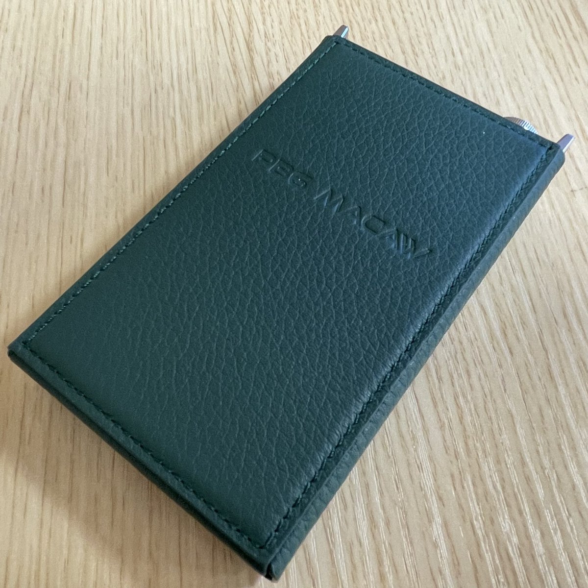 【 #eイヤ名古屋大須店 】
本日4月10日発売！
 #iBassoAudio のPB6 MACAW専用レザーケース着けてみた(งᐛ )ง
高級感のある深緑色なので今まで以上にシックでかっこよくなる(ˊᵕˋ)︎︎︎
サンプルもあるので気になる方はスタッフまでお声掛けくださいませ( ¨̮ )!!
 #イヤホン #大須 #名古屋 #AMP