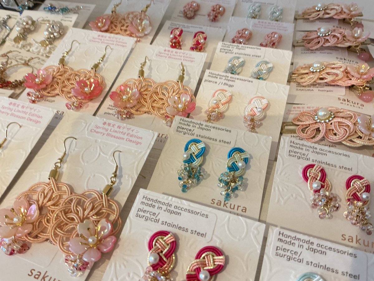 🌸本日の営業🌸

▫️京都八坂店▫️12:00〜19:00
🌃八坂の空に桜舞い散る🌌3/14〜 4/19
🌸桜、桜、桜今年も咲きます🌸2/21-4/5
▫️寺町京極店▫️お休み
▫️京都清水店▫️12:00〜18:00
🎢桜&amp;GW祭り🎢3/20〜
🍡京都清水春物語🍡2/7-4/5

京都八坂店オープンしております✨

雨が降っていますが、