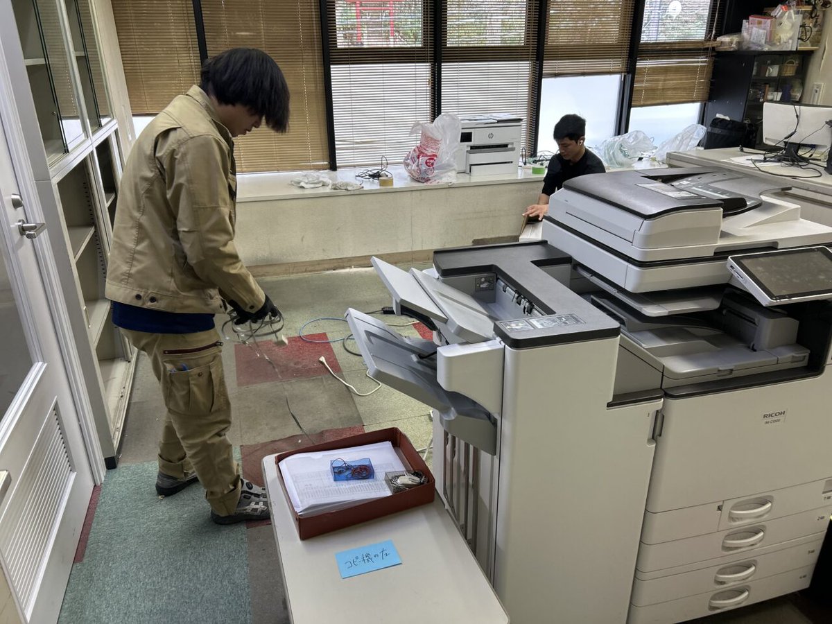 office_layout's tweet photo. お休みの2日間を使って事務所を改装した事例をご紹介します。
古くなったカーペットの敷き替えをはじめ、配線の再整理や追加家具の設置まで、週末の短期間で一気に完了させました！
限られたお休み期間での施工など、お客様のご要望に合わせて対応いたします。
ぜひお気軽にご相談ください^^ https://t.co/87B3g2sGho