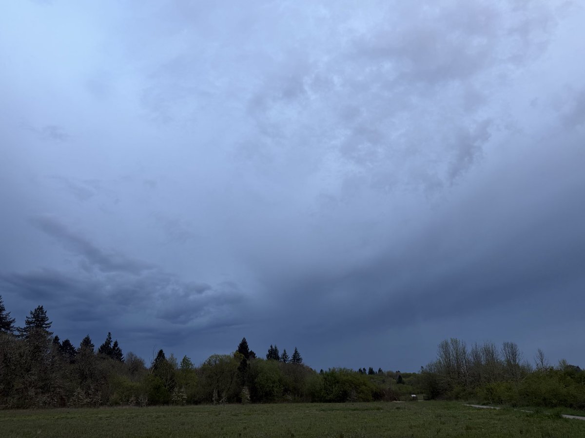NikJabbariWx's tweet photo. Convective debris starting to move into the South Willamette Valley and beautiful sunset colours #ORwx #ORStorm #sunset https://t.co/covYQOSkEu