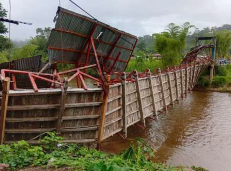 COENPeru's tweet image. 📢 #Amazonas | Gobierno local realiza la #EDAN y coordina acciones de respuesta ante el colapso de un puente peatonal ocurrido el 8/4, a causa de las #LluviasIntensas, en la comunidad nativa de Wawas, distrito de #Imaza, provincia de Bagua. Asimismo, se realizó el acordonamiento