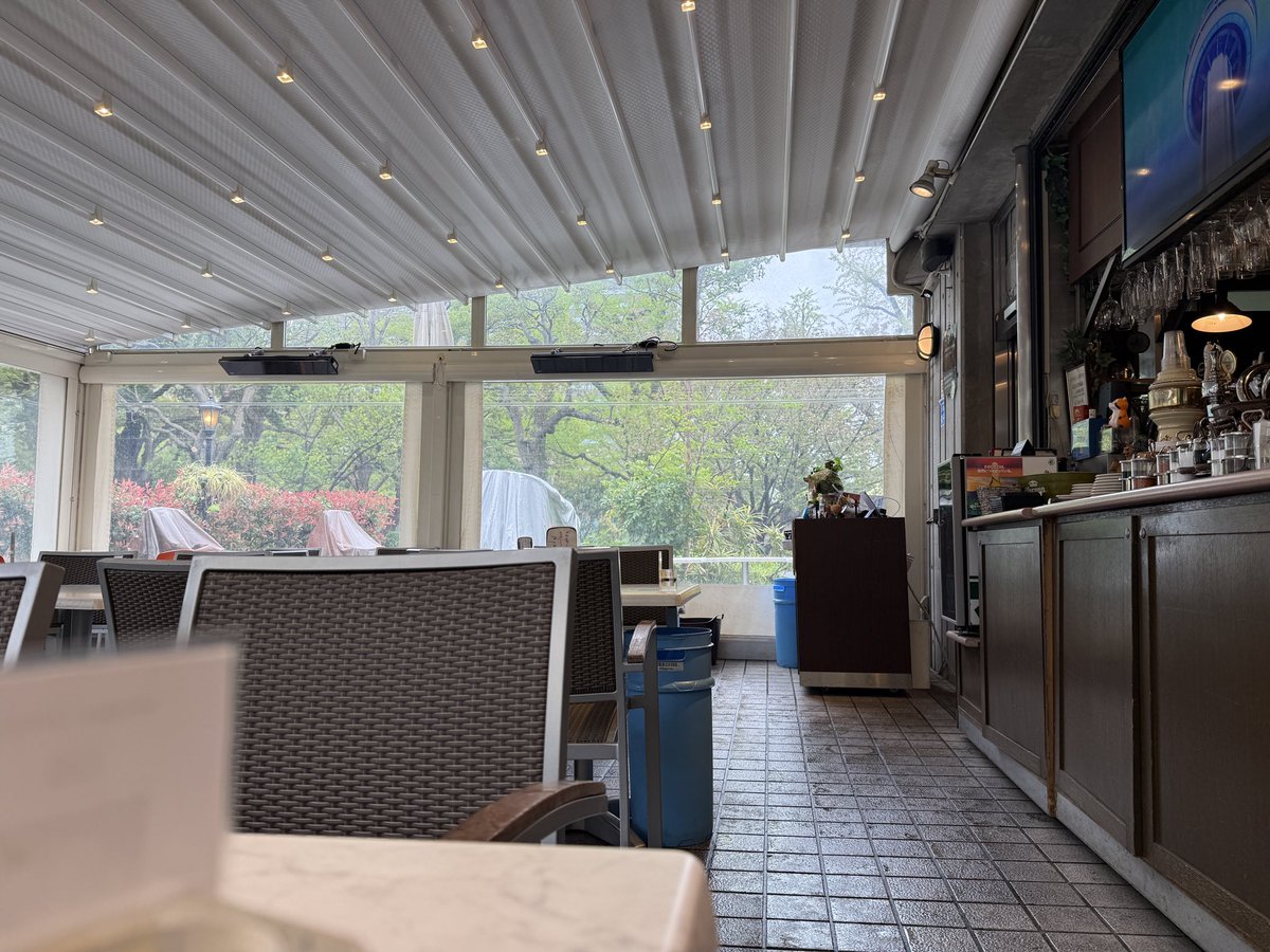 生憎の天候ですが、通常通りOpenしてます！ご来店お待ち致しております。#ランチ #エーデスピルス #ソラチ 
#トゥクトゥク #ムーガタ #ガパオライス #日比谷公園 #ふわとろ卵 #ヒビヤサロー #テラス #ビール #トロトロ卵