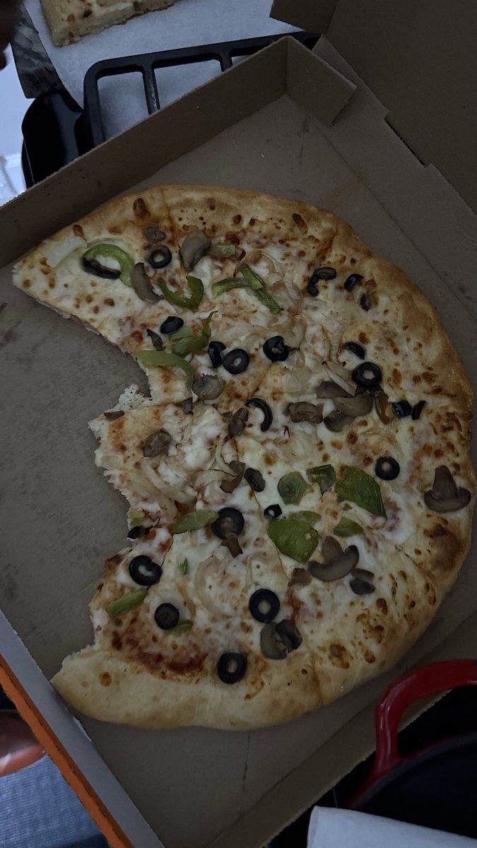 shellyester's tweet photo. Really @littlecaesars ? Waited over an hour! Almost no sauce! Barely any cheese! Vegetables not cooked!!! #unacceptable #littlecaesars https://t.co/16NG4TCR7O
