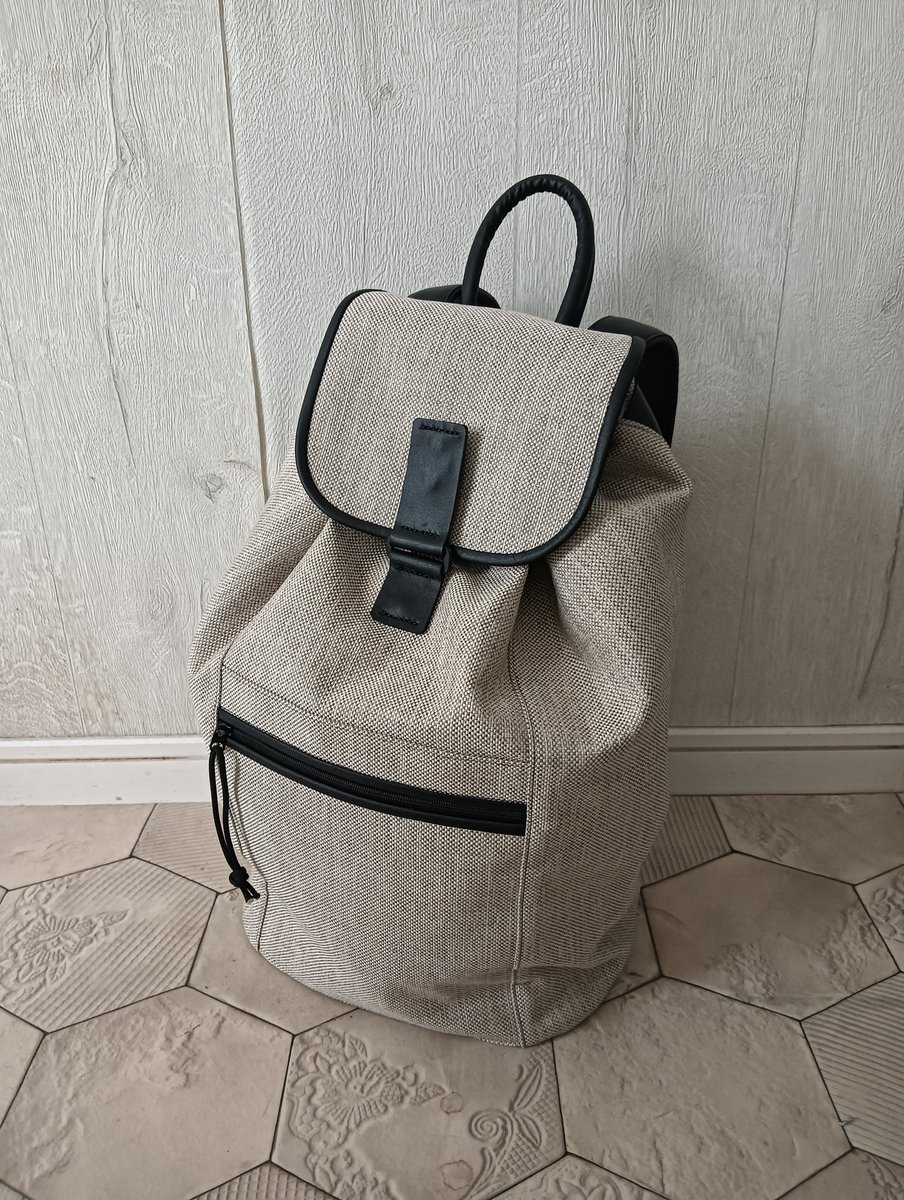 sunao_bag's tweet photo. できたてホヤホヤ
お誂えのリュックサック

先日アップした作品より
サイズは大きめですが
華奢に見えるよう
デザインで
工夫しています

ショルダーストラップは
クッション入りの総革です

#お誂え
#リュックサック
#軽いバッグ
#高知
#sunaobag https://t.co/yDTdJHH136