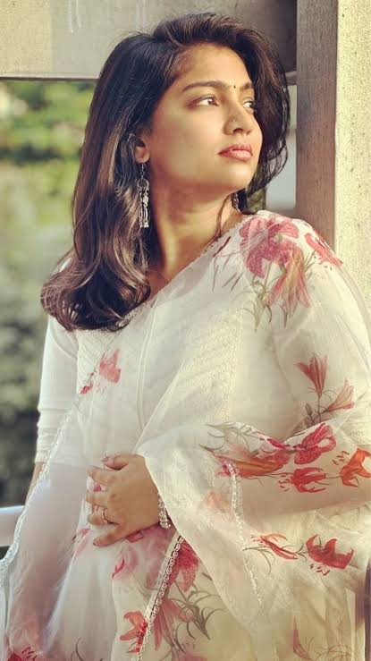 Versevenky's tweet photo. Aa kasi face aa confidence pure wife material vidya https://t.co/1LRWaiAH1A