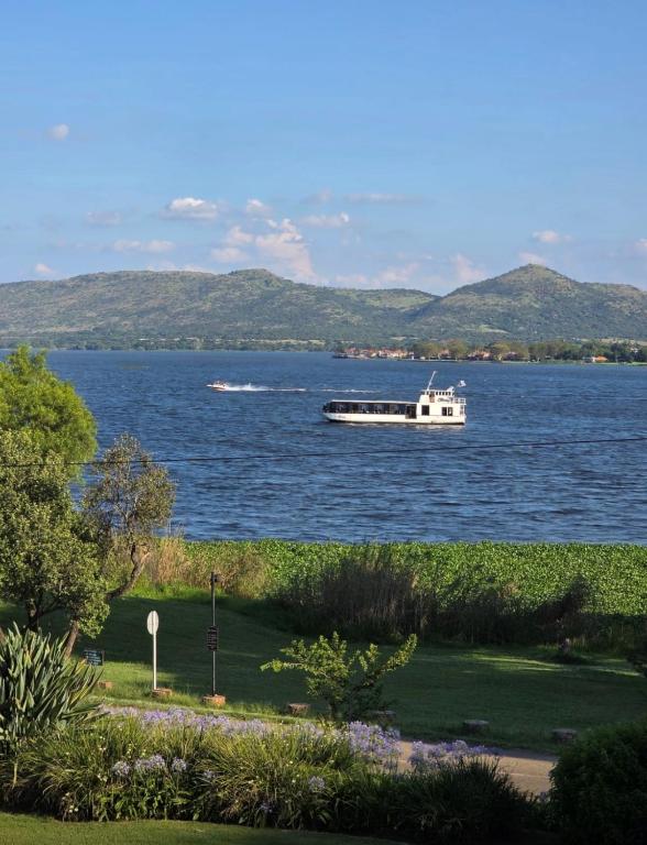 CapaWiggins's tweet photo. 🚨❄️ EXCLUSIVE JULY WINTER DEAL  -  LIMITED SPOTS❄️🚨
🌅 North West |  Hartbeespoort
🗓 03 Jul - 05 Jul 2026
🏡 2 Nights | 2 Adults 
 💸 ONLY R3 825 (Total Stay!)
🍳 Breakfast is optional - R250
✨ Self-Catering Comfort
Whatsapp:+27 67 658 6054 https://t.co/OX1YmAvL7o