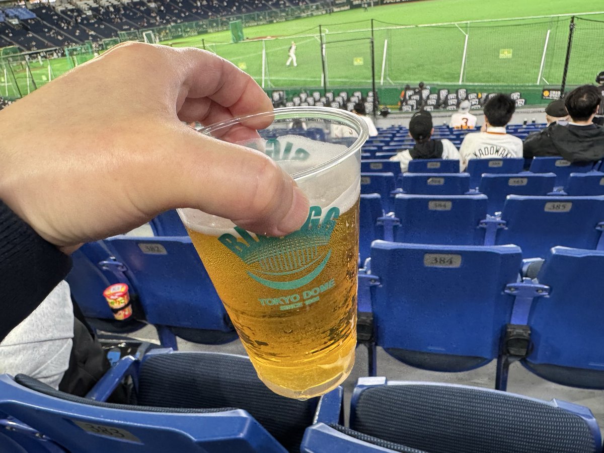 gold_winner's tweet photo. 今年初の東京ドーム🗼
ビール🍺半額ナイター🍺

でも一杯500円
半額で🤭 https://t.co/MTYmKQHPxr