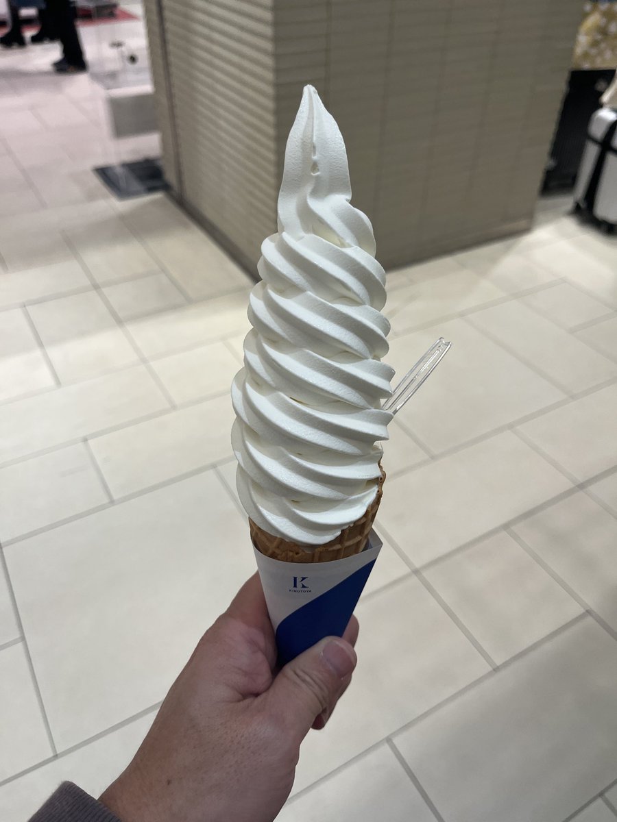 今新千歳空港にいます。。。
ここはソフトクリームを売っているお店が30くらいあり総選挙も行われるくらいです！
オススメは森彦のいちごソフトです(ちょっと高いですが)