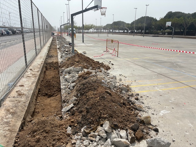 ajuntamentvng's tweet photo. 🛠️ Millorem l’espai esportiu de Ribes Roges amb nou parterre longitudinal, renovació del paviment de bàsquet i tanca de separació amb el camp de futbol
🚧 Durant les obres no es podran utilitzar totes les pistes. Finalització mitjans de maig
Inclós al projecte #VilanovaCromàtica https://t.co/aDOUEnjToW