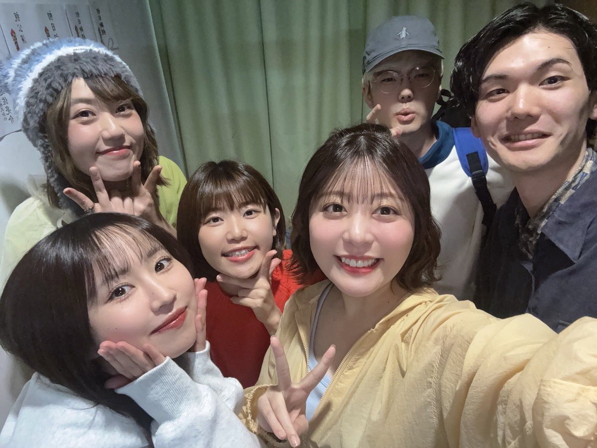 #ぶれない 
3日目！！
今日も19時からです☺️
雨ぱらついてるから気をつけてきてね！

毎日日替わりの芸人さんの漫才を
袖で聞けるの嬉しい🫶🏻

初日、2日目と出てくれた兄弟さんと一緒に
撮ってもらいました〜🌈🌈