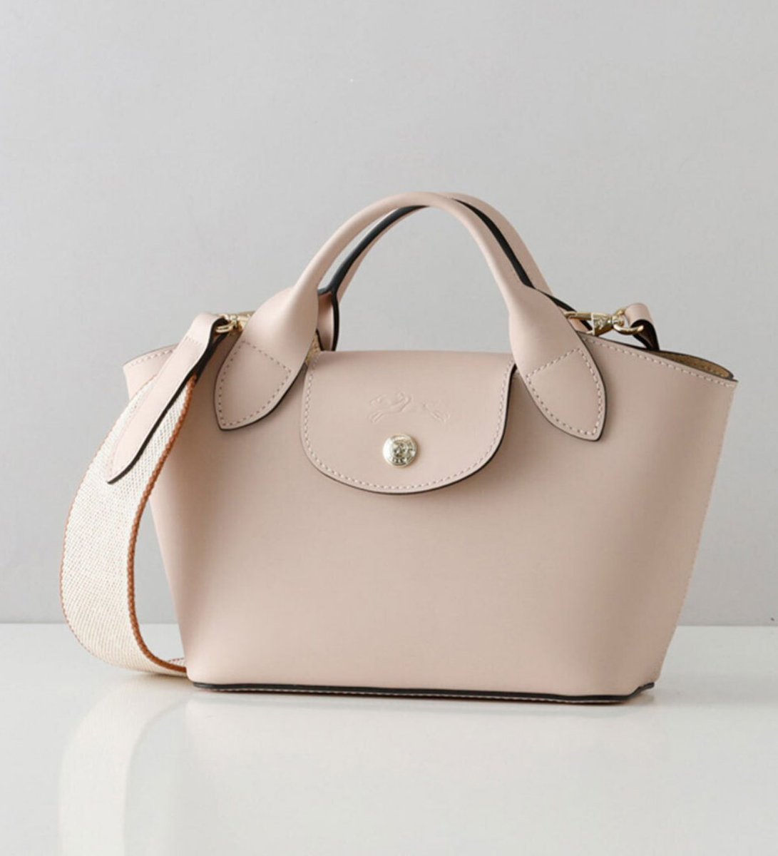 stylehaus_jp's tweet photo. ナイロンバッグだけじゃない！
大人めな〖上品ロンシャン〗カタログ🕊💗
上質レザーだからきれいめ服にもばっちり合う👜
https://t.co/mHAcXvoJjY https://t.co/DCLPP1L0zb