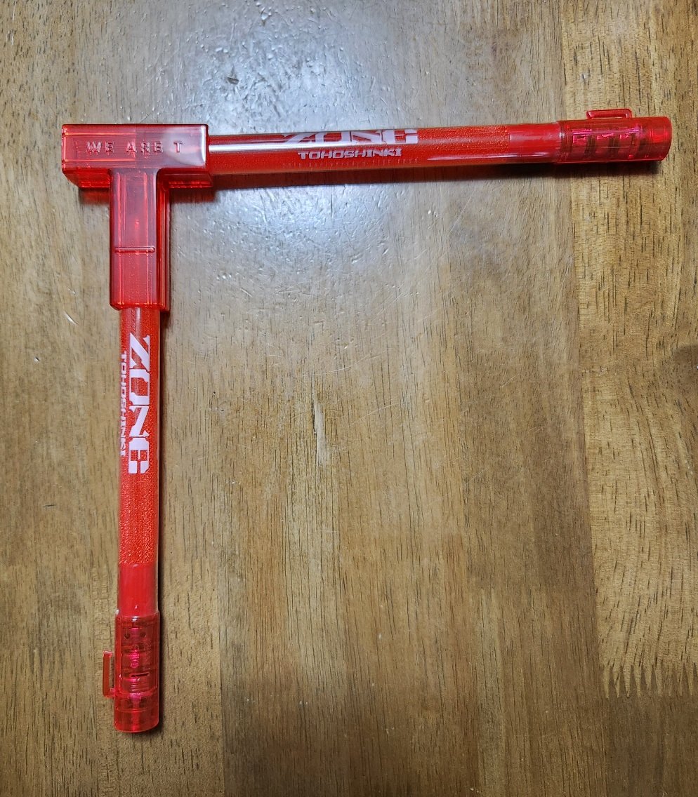 ichigo212momo's tweet image. 日産のグッズが届いたのですが、新しいTホルダーに今までのスティックライトを差し込んだところ入りません😥 形状も丸から四角になっていて、新しい日産のスティックライトなら入るのでしょうか❓ 取扱説明を読む限りでは、使用できそうそうなのに🤔
#東方神起 #日産スタジアム
#REDOCEAN  #グッズ