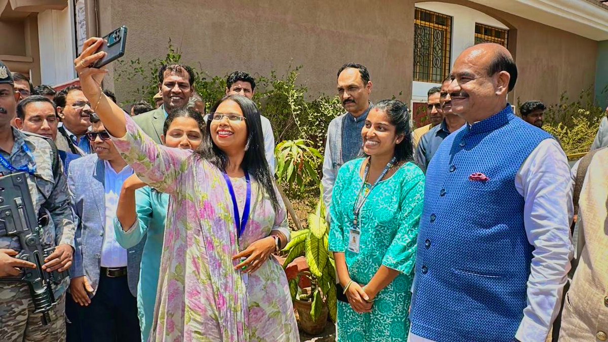 गोवा विश्वविद्यालय कैम्पस में यूनिवर्सिटी, IIT और IIULER के ऊर्जावान विद्यार्थियों को संबोधित किया।
भारत के नौजवानों का सामर्थ्य, ऊर्जा, सोच और नवाचार आज पूरी दुनिया में महत्वपूर्ण योगदान दे रहे हैं। विभिन्न क्षेत्रों में हमारे युवा वैश्विक स्तर पर भारत की पहचान को सशक्त बना रहे