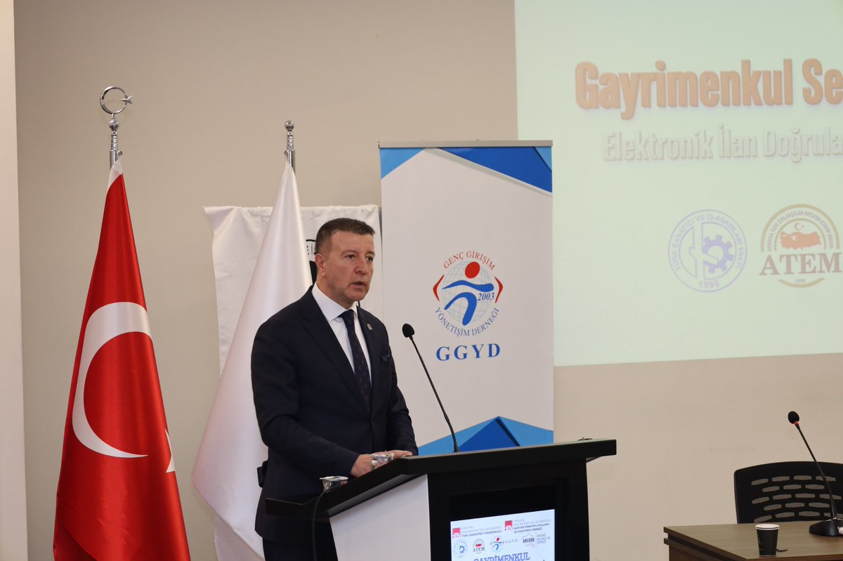 ggydankara2003's tweet photo. TÜSİAV, ATEM, ANEDER ve GGYD iş birliğiyle Ankara Hacı Bayram Veli Üniversitesi’nde “Gayrimenkul Sektörünün Gündemi Paneli” düzenlendi. Panelin açılış konuşmasını Genel Başkanımız M. Nezih Allıoğlu yaptı.

Genel Başkanımız Allıoğlu, açılış konuşmasında, gayrimenkul sektörüne ilişkin değerlendirmelerini sektörün ekonomideki yeri, konut fiyatları, güncel kira sorunları ve barınma hakkı çerçevesinde katılımcılarla paylaştı.

Panelde, üyelerimiz Zafer Albayrak ve Cem Koçyiğitoğlu da panelist olarak yer aldı.

Etkinliğin gerçekleşmesinde emeği geçen konuşmacılarımıza ve katılımcılarımıza teşekkür ederiz.

#GGYDHepİleri 

@nezihallioglu