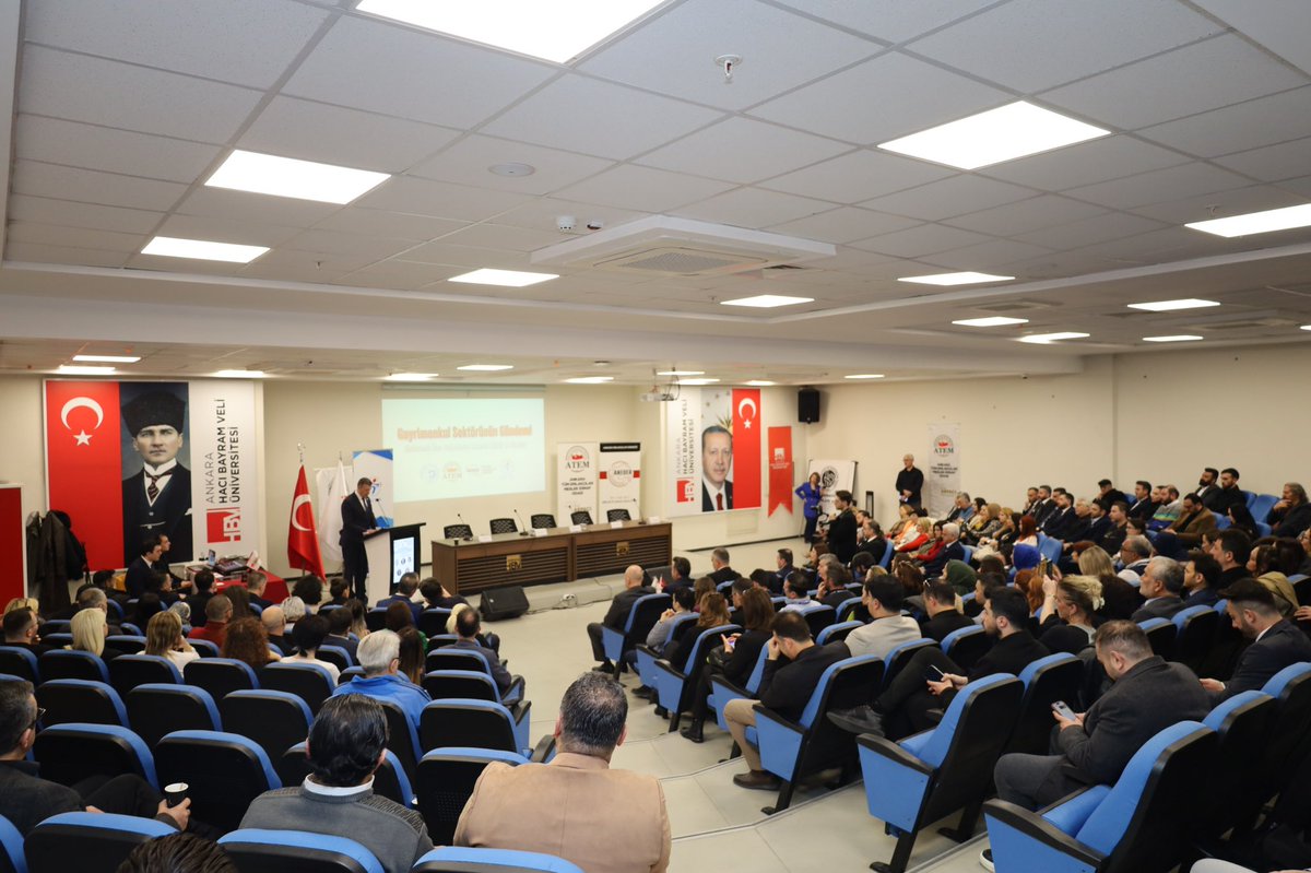 ggydankara2003's tweet photo. TÜSİAV, ATEM, ANEDER ve GGYD iş birliğiyle Ankara Hacı Bayram Veli Üniversitesi’nde “Gayrimenkul Sektörünün Gündemi Paneli” düzenlendi. Panelin açılış konuşmasını Genel Başkanımız M. Nezih Allıoğlu yaptı.

Genel Başkanımız Allıoğlu, açılış konuşmasında, gayrimenkul sektörüne ilişkin değerlendirmelerini sektörün ekonomideki yeri, konut fiyatları, güncel kira sorunları ve barınma hakkı çerçevesinde katılımcılarla paylaştı.

Panelde, üyelerimiz Zafer Albayrak ve Cem Koçyiğitoğlu da panelist olarak yer aldı.

Etkinliğin gerçekleşmesinde emeği geçen konuşmacılarımıza ve katılımcılarımıza teşekkür ederiz.

#GGYDHepİleri 

@nezihallioglu
