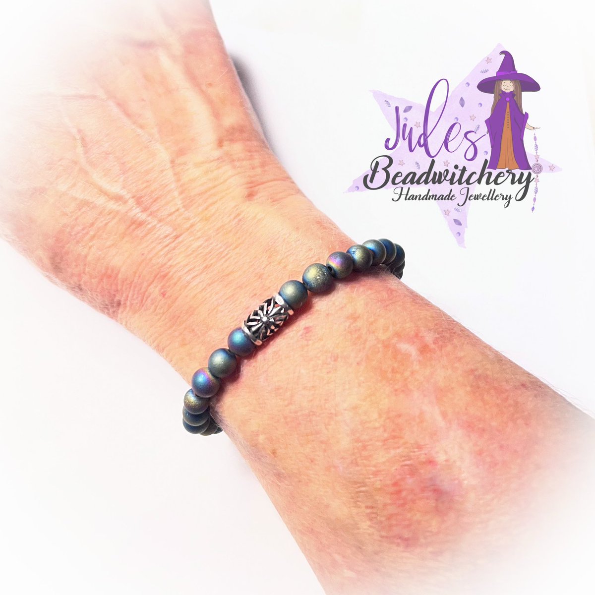 beadwitchery's tweet photo. 🤳Photos can’t capture how beautiful this bracelet is! 😍

🦚It features stunning electroplated peacock Druzy agate beads with hues of green, blue &amp; purple, &amp; a gorgeous Sterling Silver filigree bead💚💙💜

Make this your go-to summer treat today😎

🔗🛍️ https://t.co/SPqolRyqu2 https://t.co/6ezeBdOmHG