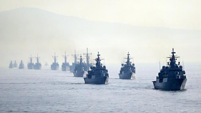 SavunmaEkseni's tweet photo. Dünyada kaç ülke aynı anda 50 savaş gemisi inşa edebiliyor?

Üç, beş…

Türkiye, bu ülkelerden biri artık.

Deniz Kuvvetleri Komutanı Oramiral Ercüment Tatlıoğlu:

“Halihazırda 37’si Deniz Kuvvetlerine, 4’ü de Sahil Güvenlik Komutanlığına ait 41 askeri geminin inşası aynı anda devam ediyor. 9 gemimizin inşasına da çok kısa zaman sonra başlayacağız. Böylece aynı anda 50 askeri gemiyi inşa eder durumda olacağız.”

Bu kapasite, küresel ölçekte sınırlı sayıda ülkede bulunuyor.