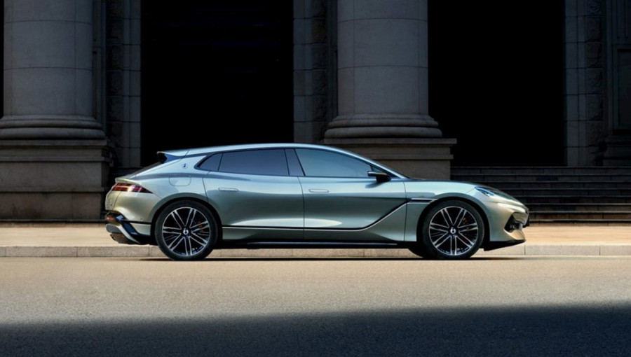 Daniel Craig Leads BYD European Luxury EV Debut

BYD is enlisting cinematic icon Daniel Craig to spearhead the European launch of its high-end Denza Z9 GT, a luxury electric shooting brake designed to redefine performance standards. Boasting a revolutionary “Flash Charging”