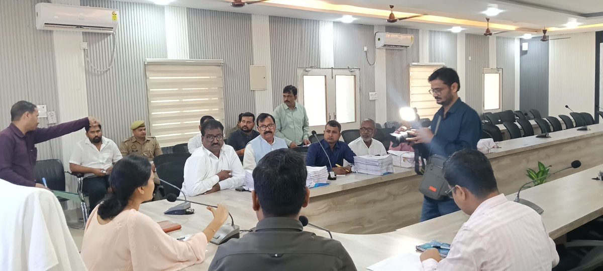 deo_rbl's tweet photo. मान्यता प्राप्त राजनीतिक दलों के प्रतिनिधियों के साथ बैठक कर जनपद की सभी विधानसभाओं के लिए मतदाता सूची का अन्तिम प्रकाशन किया गया एवं अन्तिम मतदाता सूचियाँ प्रदान की गईं।
#SIR2026 
@ceoup @ECISVEEP 
@ANI @PTI_News @ians_india 
@PIB_India @DDNewslive https://t.co/Ncs1bIe6Yp