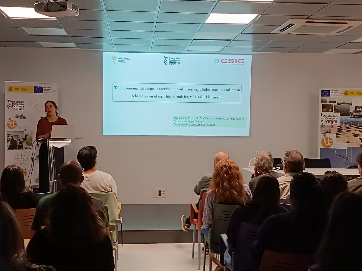 ebd_lea's tweet photo. Finalizamos con Verónica Huber y el uso de #teledetección para vigilar cianobacterias en embalses y su relación con el cambio climático. 💧🌍 ¡Ciencia de vanguardia desde la Estación Biológica de Doñana! #EBD2026 https://t.co/U2OG3kY1VO