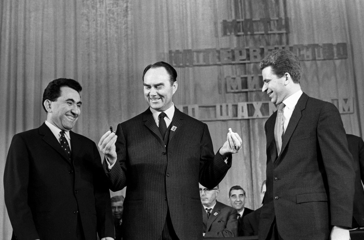 dgriffinchess's tweet image. 60 years ago today the opening ceremony of the  Spassky-Petrosian match for the World Championship took place at the Estrada Theatre in Moscow.
Here Chief Arbiter Albéric O'Kelly is seen with the players.
(📷: V. Un Da-Sin, TASS.) #chess