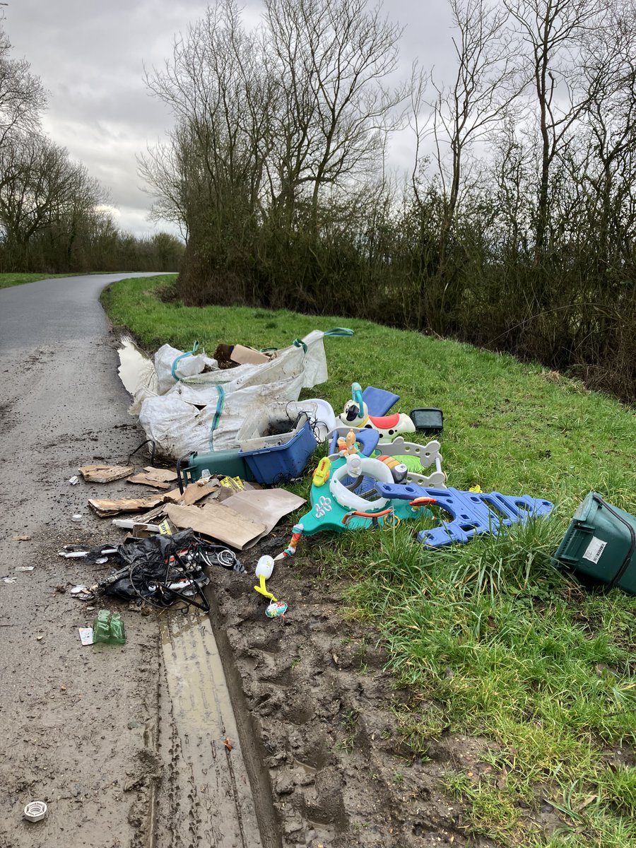 BucksFlyTipping's tweet image. #FlyTip on Carters Lane, Pitchcott on 10th Feb 2026. Offender paid £80 cash to have waste removed from their home address but did not carry out any checks on whether they were registered. £600 FPN paid for failing in their duty of care. #DontPayCashforTrash