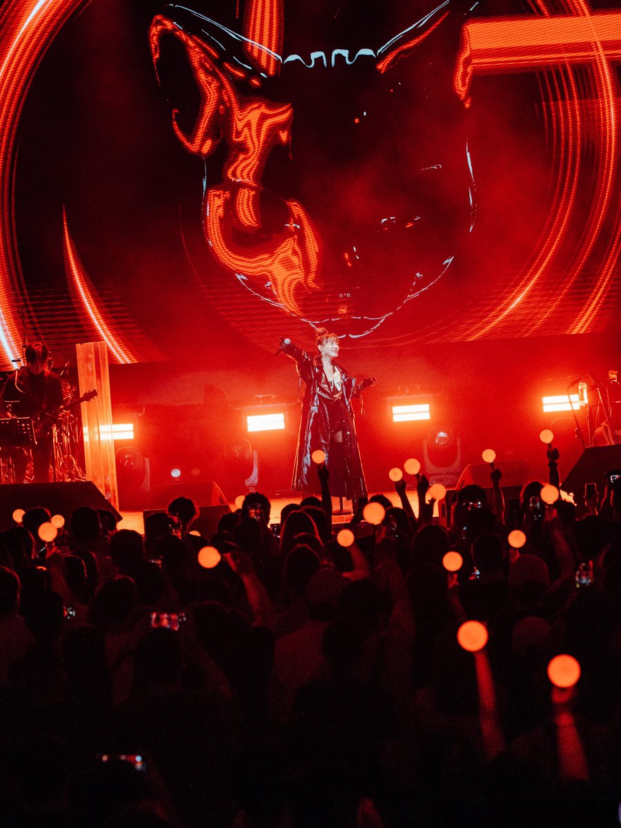 QuocLe21210484's tweet image. " Tonight’s show was electric—standout vocals, dynamic choreo, and a crowd that lit up the room! Who else left with a permanent grin  #LivePerformance #Unforgettable"