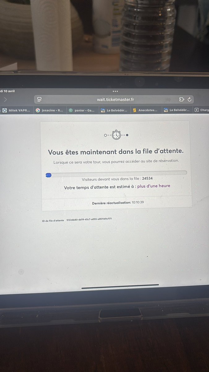Min_wonieee's tweet photo. Je me suis co à 9h59 pour ma maman merci Apple de ta réactivité #ticketmaster https://t.co/Nqcikm7oiY