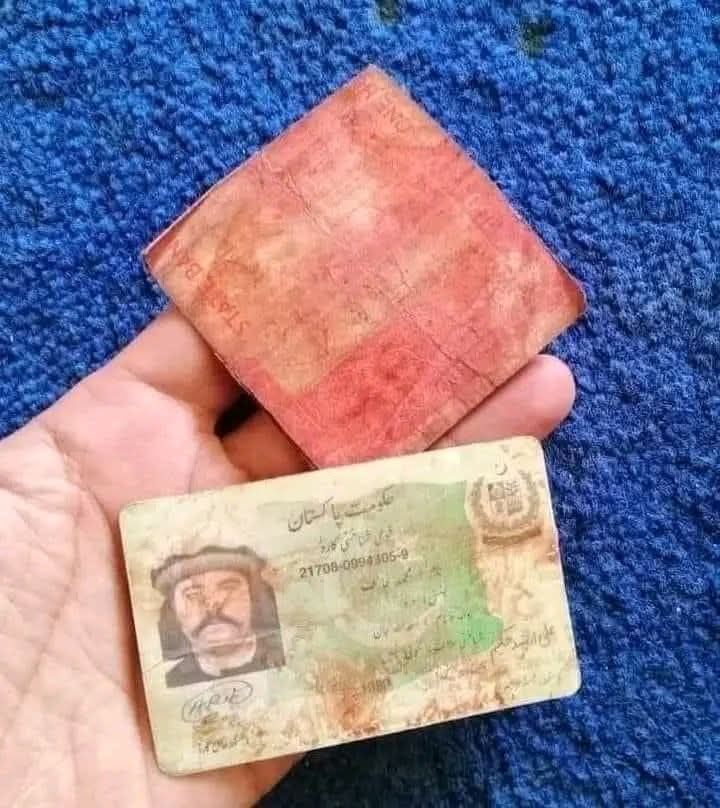 مشر منظور پشتین وایي چې موږ قام تۀ د چېشې وضاخت ورکړو، وایي ما د دغه غورځنګ داسې مبارز ملګري هم ولېدل، چې دوی شهیدان شؤې ؤ اؤ جیب کې یې صرف سل روپۍ ؤې. 
#شہید_عارف_افغان 😢