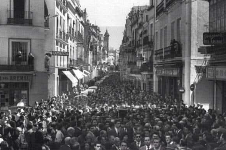 inst_belmonte's tweet photo. Sevilla. 10 de abril de 1962. 

Entierro del maestro Juan Belmonte. 

Su leyenda es eterna. https://t.co/twbMV5OfWB