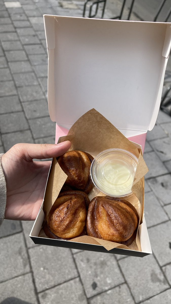 Mayxdz's tweet photo. ใครไปเกาหลีแล้ว อยากลอง Butter Tteok ขอภูมิใจเสนอร้านนี้ ว่าอร่อยที่สุดตั้งแต่กินมาสามร้านเลย มันนุ่ม ไม่เหนียวไม่แข็ง ร้านจะอุ่นร้อนให้ใหม่ๆด้วย คือมันฟิน ยังอยากกินอีกเลยอ่า🤤 https://t.co/lDc3AbrQ6h