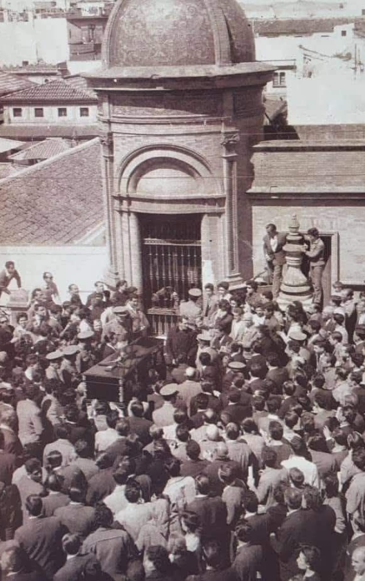 inst_belmonte's tweet photo. Sevilla. 10 de abril de 1962. 

Entierro del maestro Juan Belmonte. 

Su leyenda es eterna. https://t.co/twbMV5OfWB