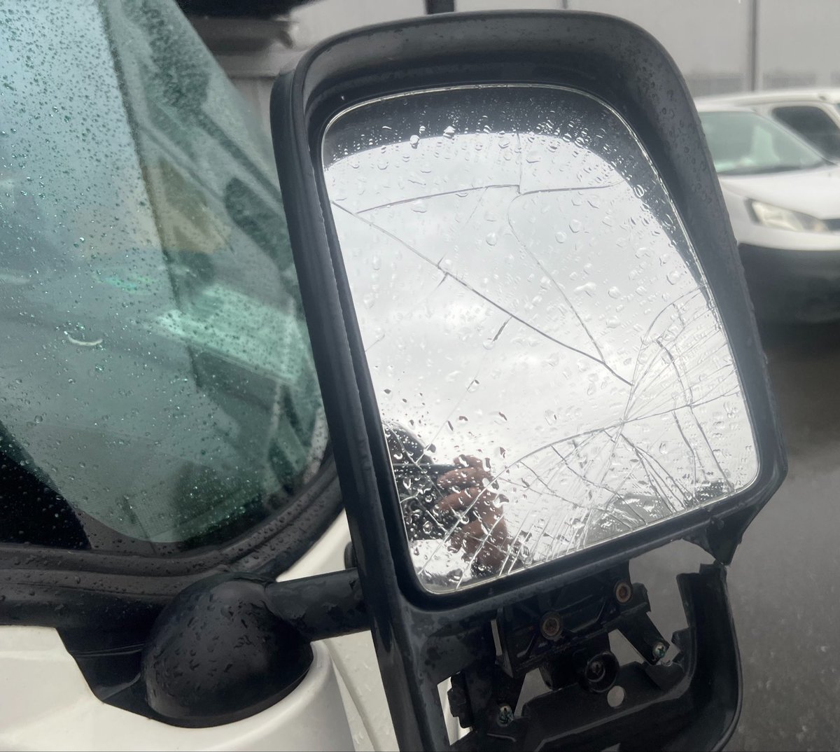 ノールック営業車が後ろから突っ込んできてミラー吹っ飛んでもう最悪
いいことなさすぎて鬱